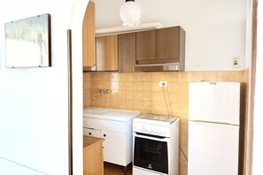 ثلاجة، فرن، مائدة طعام