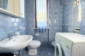 Doccia, bidet, asciugamani