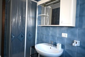 Douche, bidet, serviettes fournies