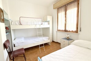 2 عدّة غرف نوم وملاءات أسرّة