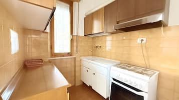 Fridge, oven, dining tables