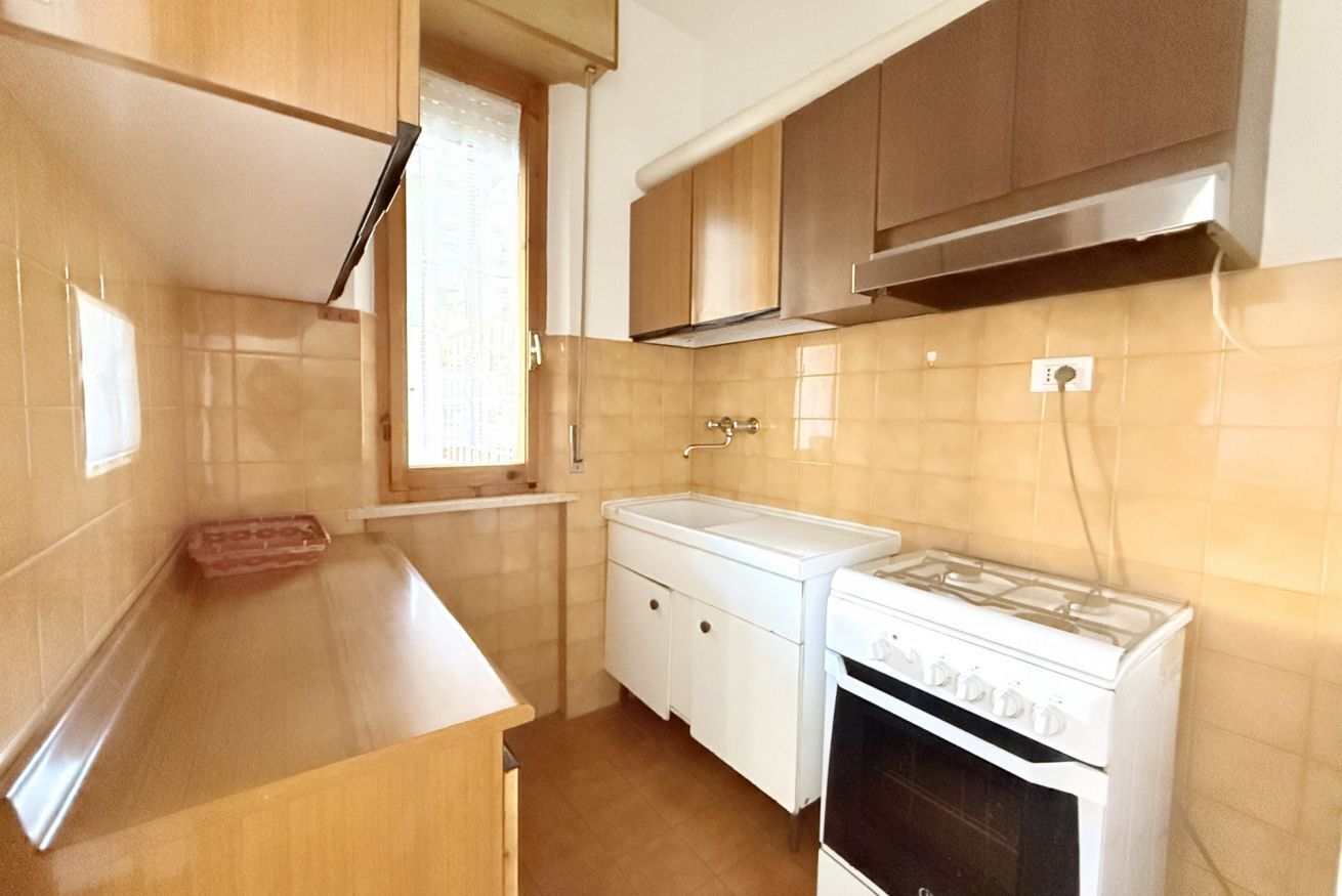 Frigorifero, forno, tavolo da pranzo