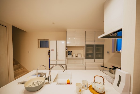 Room (1) | Private kitchenette | Fridge, microwave, electric kettle, cookware/dishes/utensils - Kizugawa Villas (Osaka)