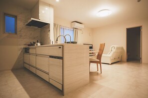 Habitación (1) | Cocineta privada | Refrigerador, microondas, tetera eléctrica y utensilios de cocina 