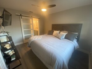 3 室のベッドルーム、アイロン / アイロン台、WiFi (無料)、ベッドシーツ