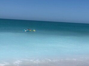 Una playa cerca, sillas reclinables de playa, toallas de playa
