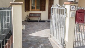 A gated entrance with a bench, a mailbox, and a number plate. - M255 - Marcelli, three-room apartment with porch 250m from the sea (Marcelli)