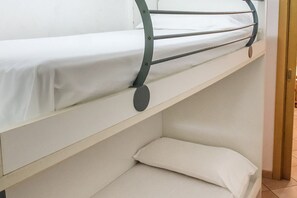 2 bedrooms, bed sheets - M255 - Marcelli, three-room apartment with porch 250m from the sea (Marcelli)