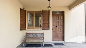 A wooden door, a bench, and a window with shutters. - M255 - Marcelli, three-room apartment with porch 250m from the sea (Marcelli)