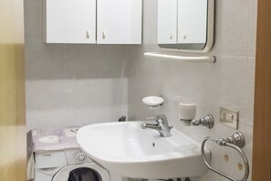 Regadera, bidet, toallas 