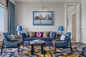 Rom – premium | Minibar, safe på rommet, skrivebord og skrivebord for bærbar PC