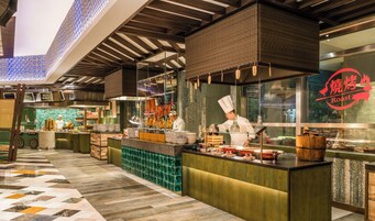 Daily buffet breakfast (HKD 287 per person)
