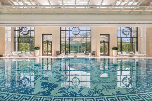 Innendørsbasseng, sesongbasert utendørsbasseng og bassengparasoller