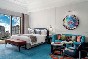 Minibar, safe på rommet, skrivebord og skrivebord for bærbar PC