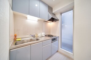 Quarto (101) | Cozinha americana privada | Geladeira, micro-ondas, chaleira elétrica