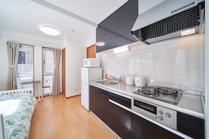 Zimmer (302) | Eigene Kochnische | Kühlschrank, Mikrowelle, Wasserkocher, Kochgeschirr/Geschirr/Besteck