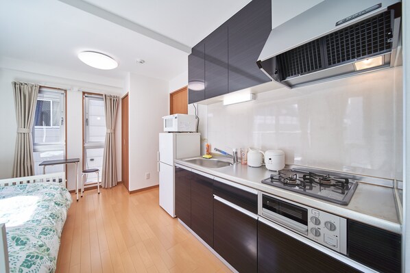 Room (302) | Private kitchenette | Fridge, microwave, electric kettle, cookware/dishes/utensils - Osaka Dome (Osaka)