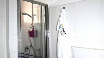 Dusche, Bidet, Handtücher