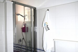 Dusche, Bidet, Handtücher