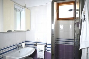 Shower, bidet, towels - M260 - Marcelli, new two-room apartment 200 meters from the sea (Marcelli)