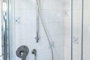 Douche, bidet, serviettes fournies
