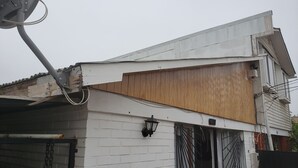 A building with a white brick exterior, a wooden shingle roof, and a satellite dish. - Family atmosphere 20 (Viña)