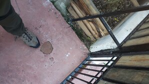 A staircase with metal railings and wooden steps. - Family atmosphere 20 (Viña)