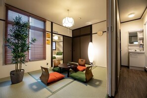 Room (302) | Living area | Flat-screen TV - R-Guest Residence (Osaka)
