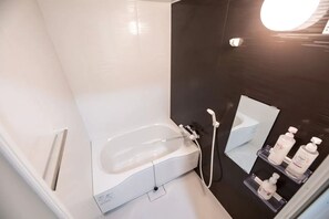 City Room, Multiple Beds (101) | Bathroom
