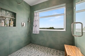 Dusche, Haartrockner, Handtücher