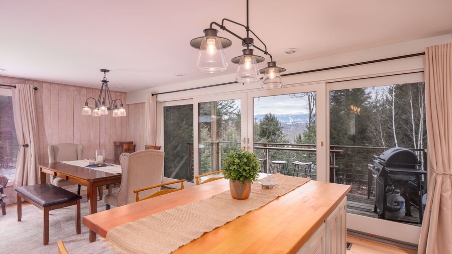 Classic Stowe Ski 3 Bedroom Chalet by RedAwning