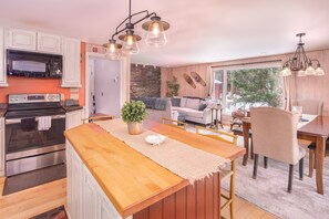 Private kitchen - Classic Stowe Ski 3 Bedroom Chalet by RedAwning (Stowe)