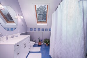 Chalet, 3 Bedrooms | Bathroom | Hair dryer, towels, shampoo