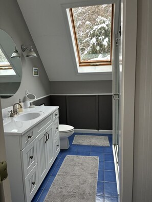 Chalet, 3 habitaciones | Baño | Secador de pelo, toallas y champú