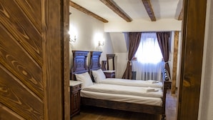 Een slaapkamer met een houten bed, twee nachtkastjes en een kast.