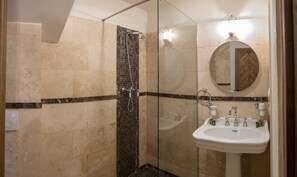 Habitación Confort con 1 cama doble o 2 individuales | Baño | Ducha, artículos de higiene personal gratuitos, zapatillas y toallas