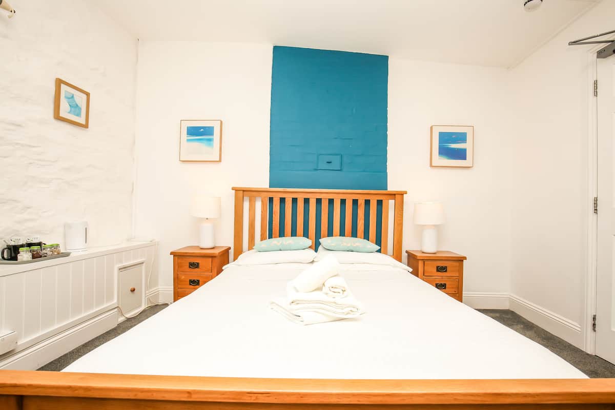 Tweepersoonskamer, en-suite badkamer, uitzicht op zee (Room 1 Large) | 1 slaapkamer