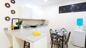 Studio Suite Premier | Bếp nhỏ riêng | Tủ lạnh, bếp nấu, nồi cơm, dụng cụ nấu nướng/bát dĩa/dao nĩa