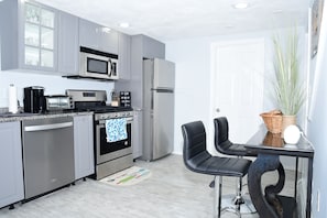 Fridge, microwave, oven, stovetop - Modern Beachside Space - Near Boston/Airport/Train (Revere)