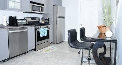 Modern Beachside Space - Near Boston/Airport/Train