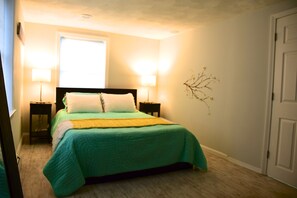 2 bedrooms, iron/ironing board, WiFi, bed sheets - Modern Beachside Space - Near Boston/Airport/Train (Revere)