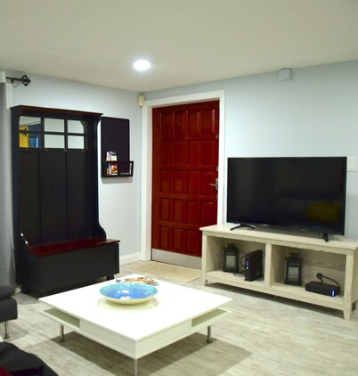 Modern Beachside Space - Near Boston/Airport/Train