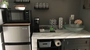 Réfrigérateur, micro-ondes, cafetière/bouilloire