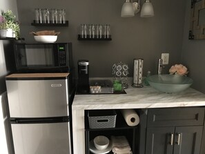 Kühlschrank, Mikrowelle, Wasserkocher mit Kaffee-/Teezubehör