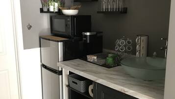 Réfrigérateur, micro-ondes, cafetière/bouilloire