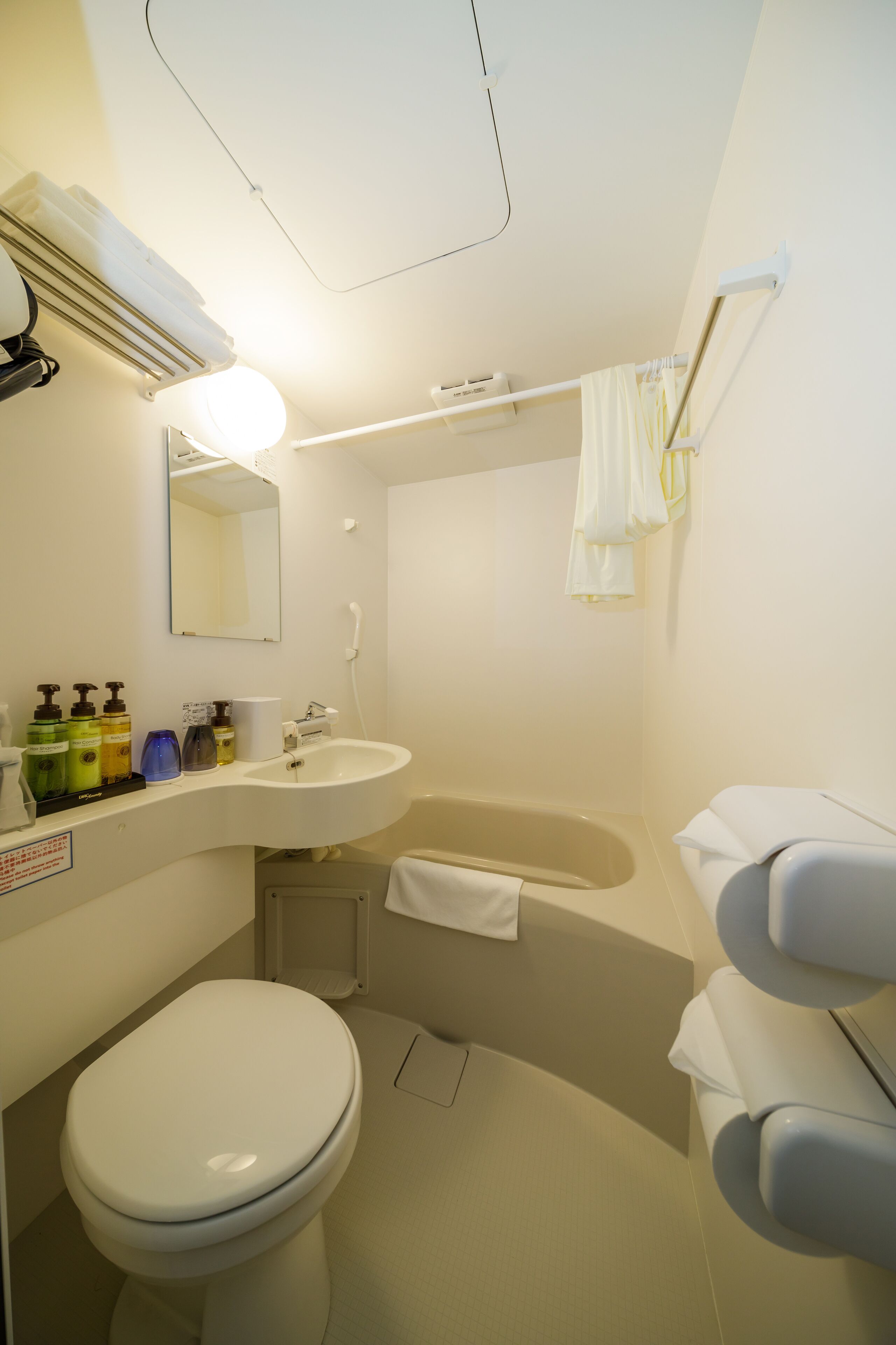 A bathroom with a toilet, sink, and bathtub.