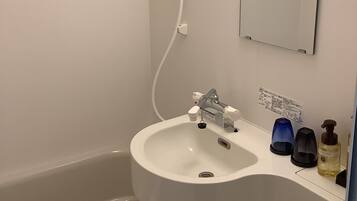 シャワー付き浴槽、バスアメニティ (無料)、ヘアドライヤー、スリッパ