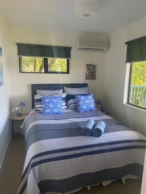 3 bedrooms, iron/ironing board, free WiFi, bed sheets - Fantastic Lake and Mountain views with Spa Pool (Rotorua)