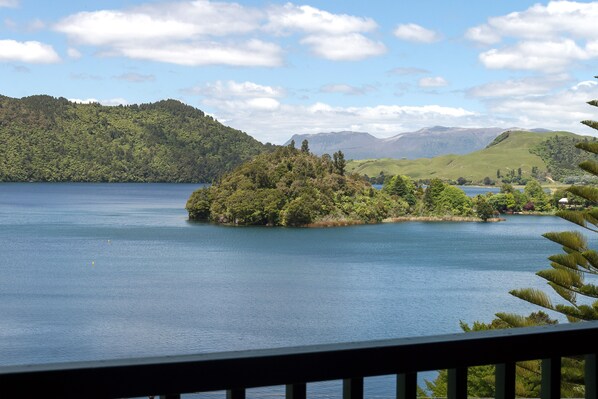 Property grounds - Fantastic Lake and Mountain views with Spa Pool (Rotorua)
