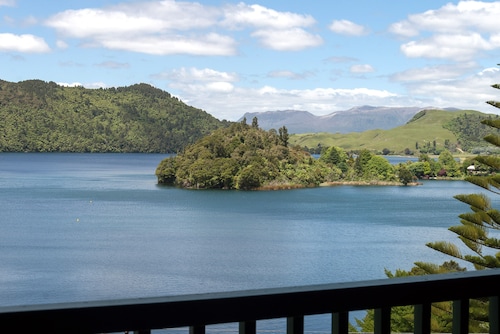 Fantastischer Blick auf den See und die Berge sowie ein Whirlpool